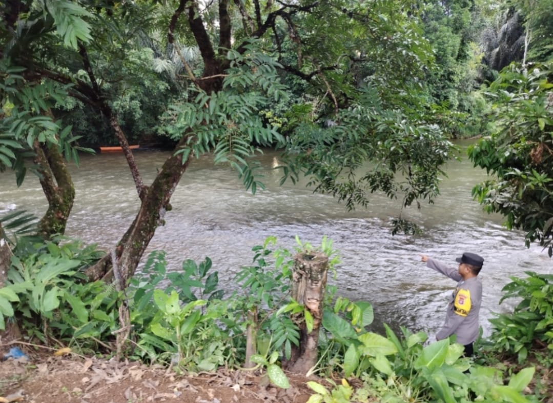 Piket Polsek Delang cek debit air DAS Delang