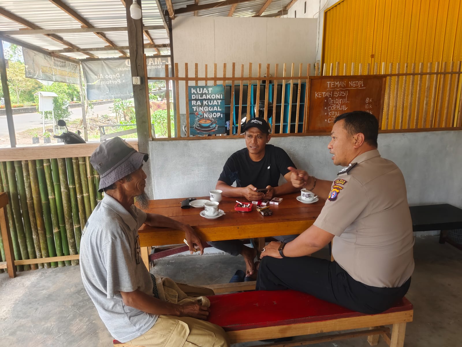 Sat Binmas Polres Lamandau Sambangi Warga Kelurahan Nanga Bulik Berikan Imbauan Kamtibmas