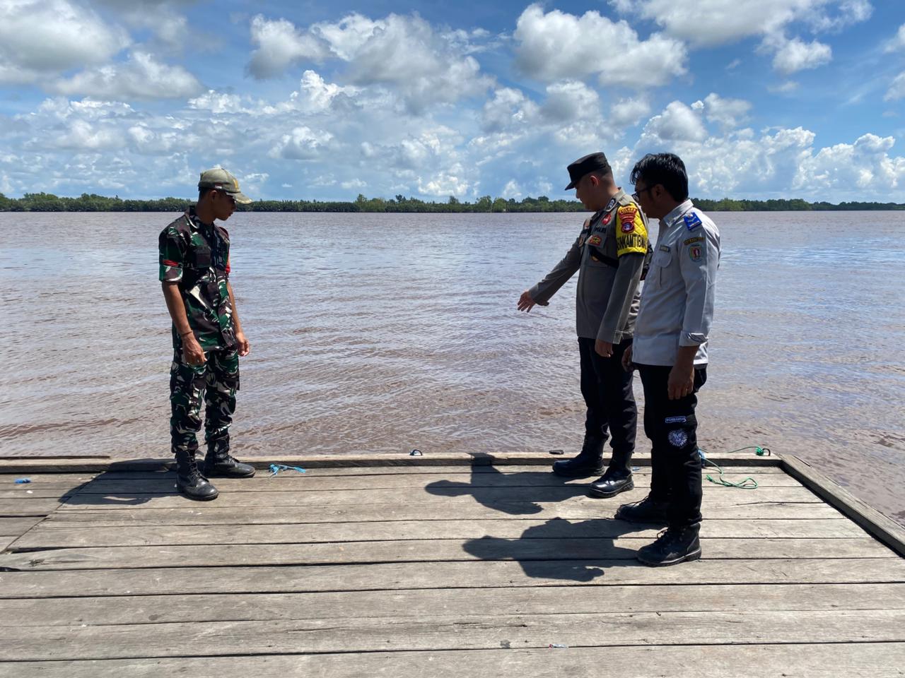 Personil Polsek Katingan Kuala Rutin Melakukan Pengecekan Debit Air untuk Antisipasi Pasang Laut