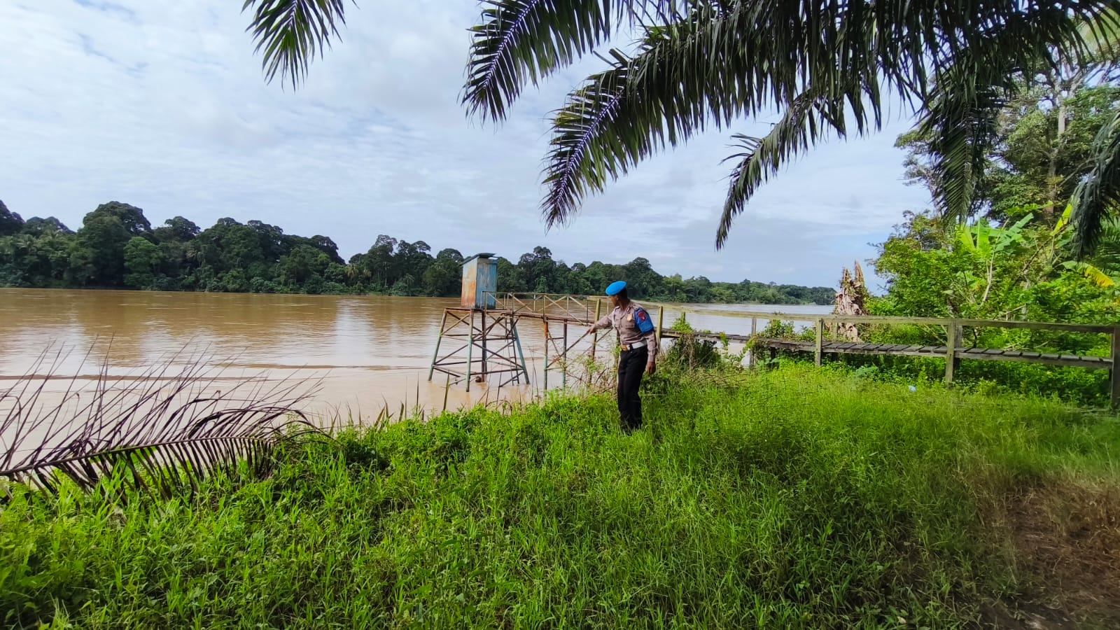 Deteksi Banjir, Polsek Tewang Sangalang Garing dan Pulau Malan Pantau Debit Air