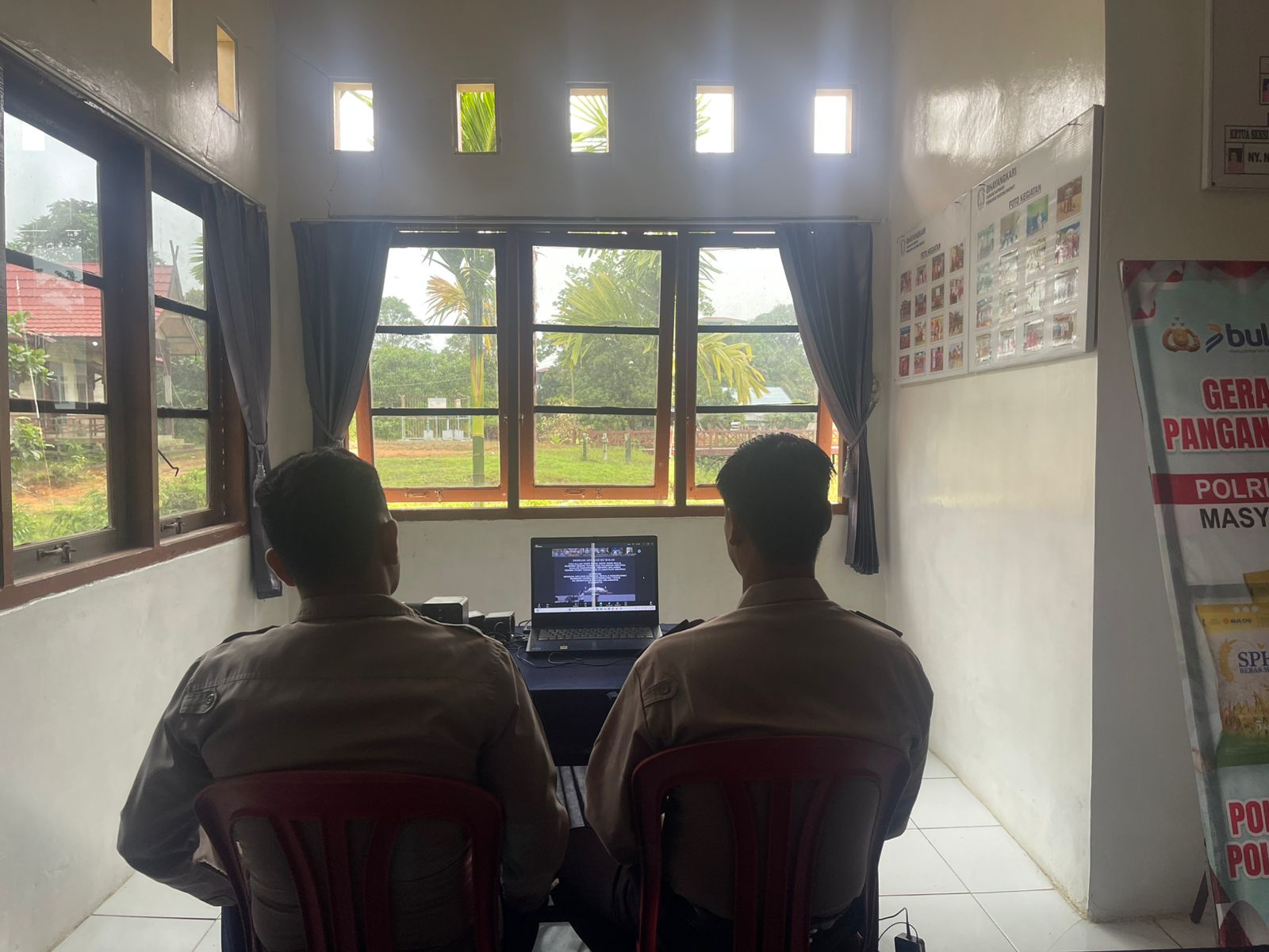 Personel Polsek Marikit Mengikuti Bimbingan Rohani (Bimroh) Melalui Zoom Meeting.