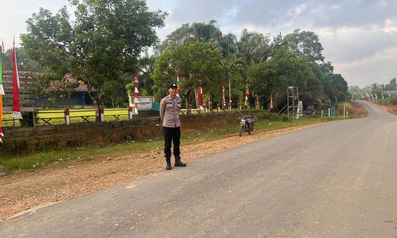 Anggota Polsek lamandau Pengaturan lalu lintas Jalan di Pagi hari