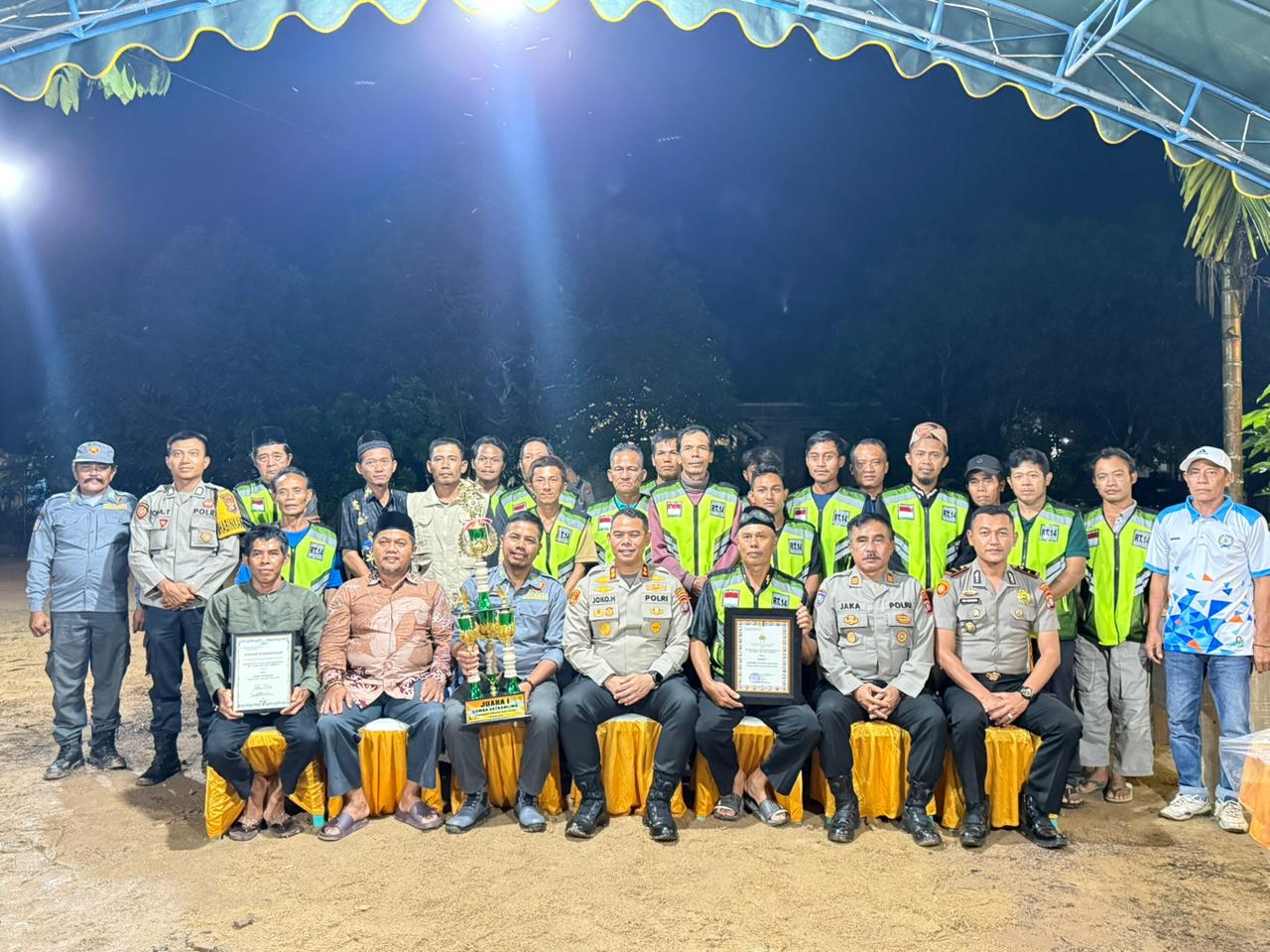 Kapolres Lamandau Serahkan Hadiah Lomba Satkamling Tingkat Polda Kalteng 2025 di Desa Mekar Mulya