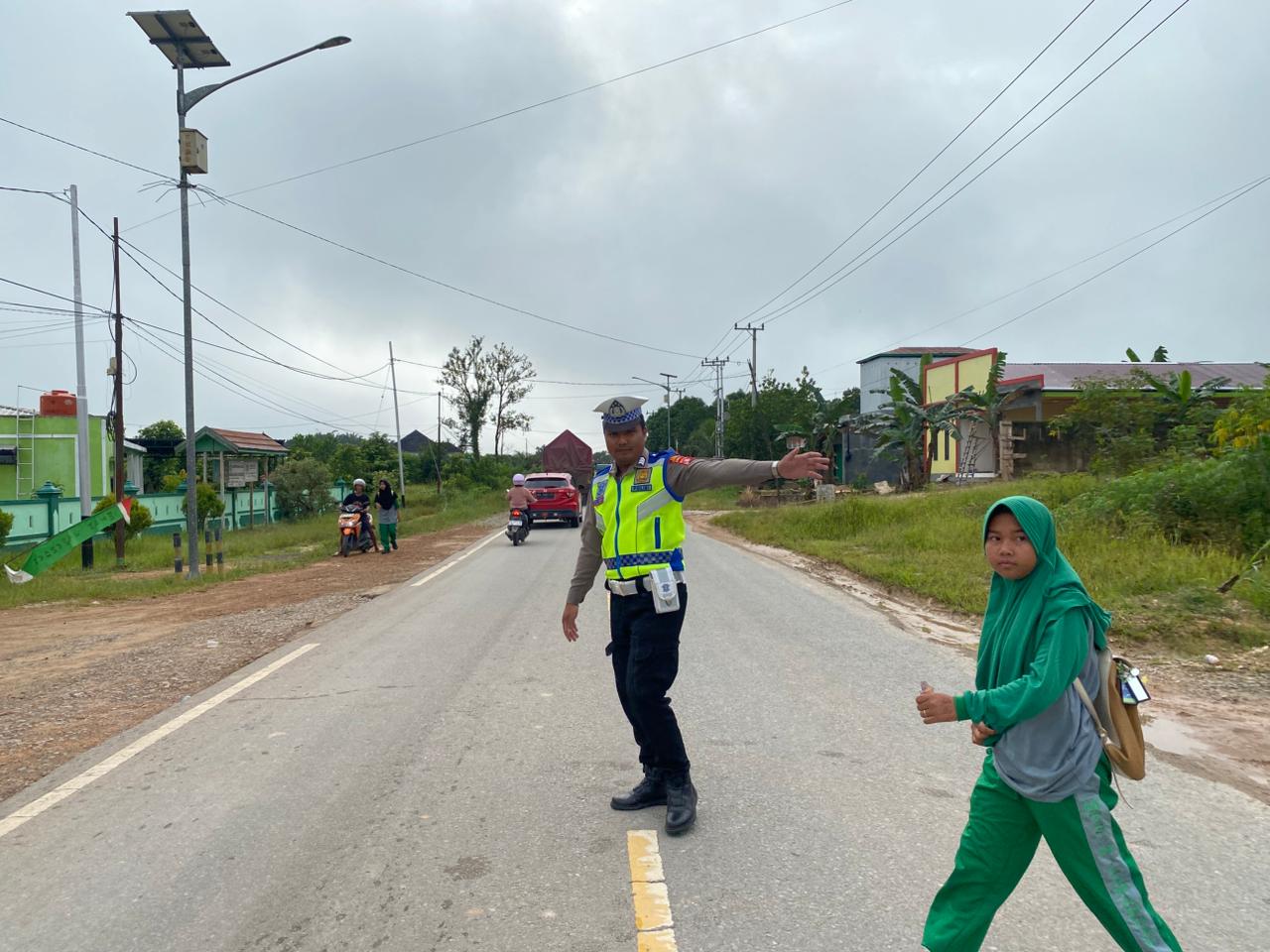Sat Lantas Polres Lamandau Laksanakan Pengaturan Lalu Lintas di Depan MTs Negeri Bulik