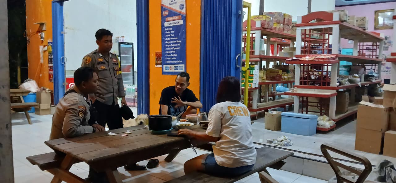 Bhabinkamtibmas Polsek Lamandau Sambangi Warga yang Sedang Bersantai