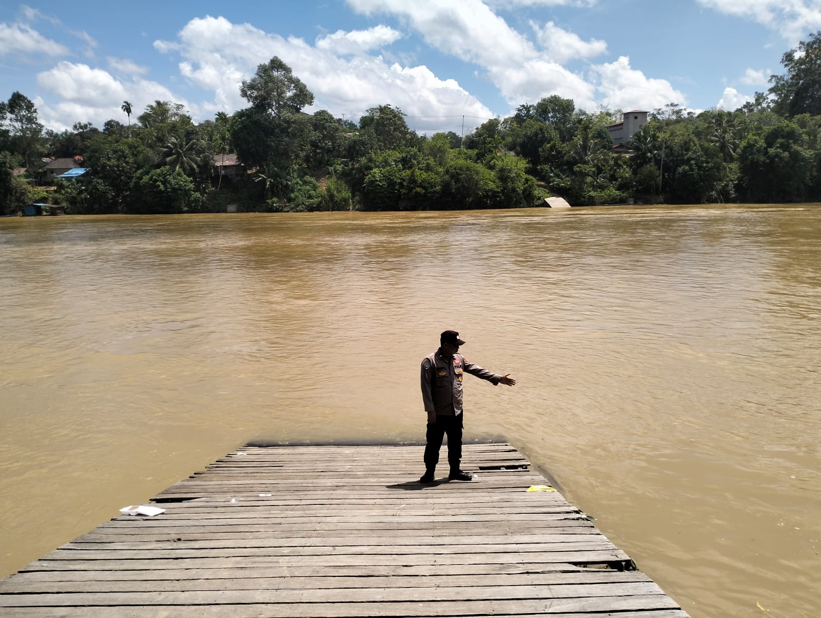 Polsek Marikit Pantau Situasi ketinggian Debit air Das Katingan untuk antisipasi bencana Banjir.