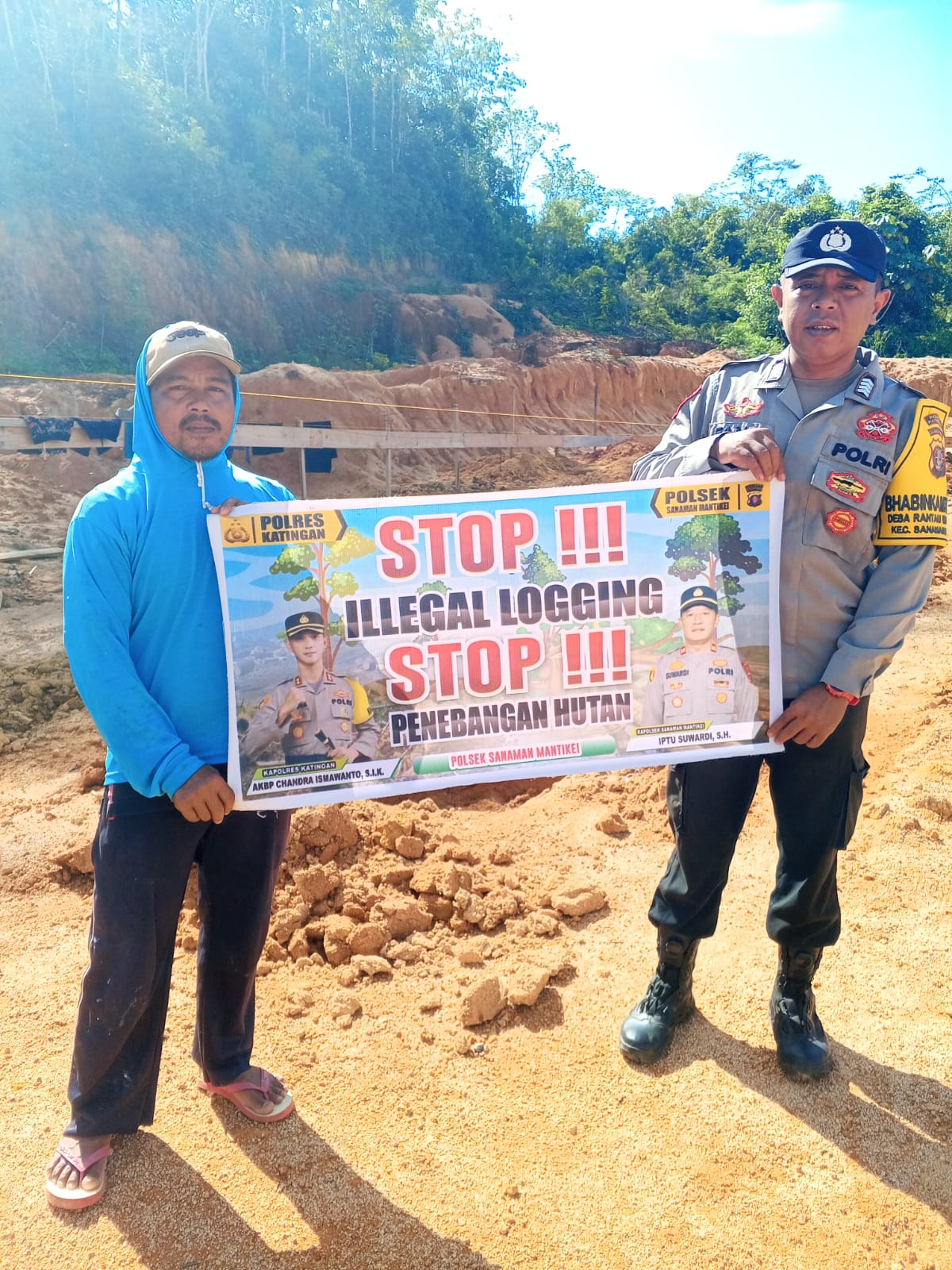 Bhabinkamtibmas laksanakan Sosialisasikan tentang larangan dan sangsi Pidana bagi pelaku Ileggal Logging kepada masyarakat di Desa Binaan.