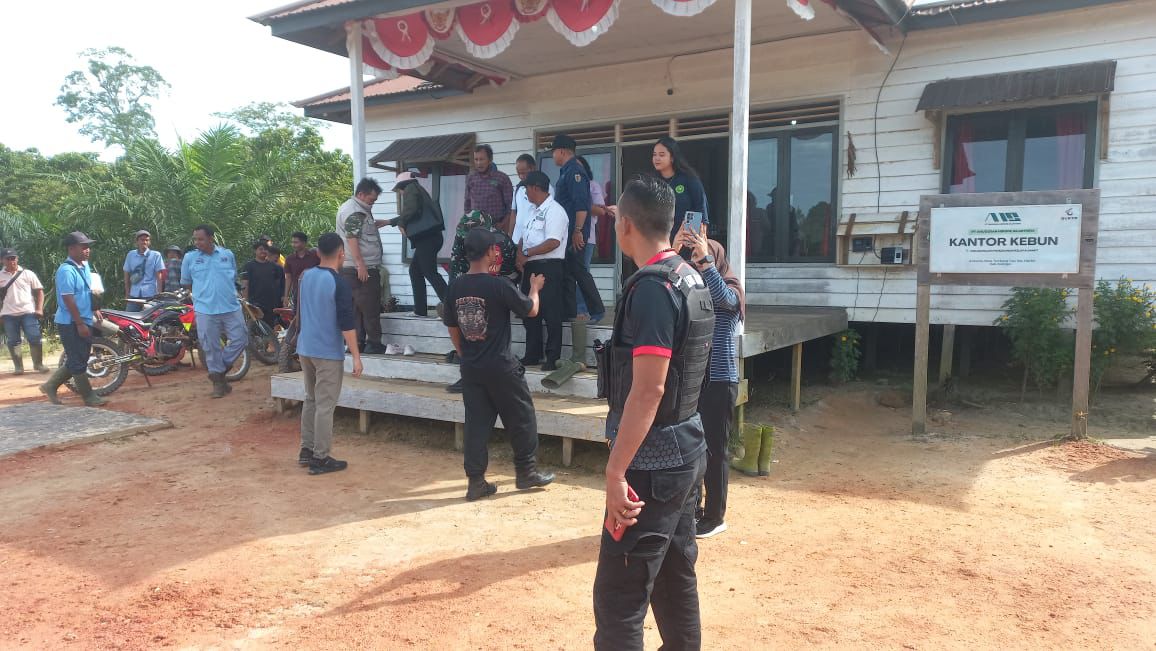 Kapolsek Marikit bersama personel Pengamanan Kunjungan diareal Pembibitan PT AHS Wilayah Kec. Marikit, Kab. Katingan