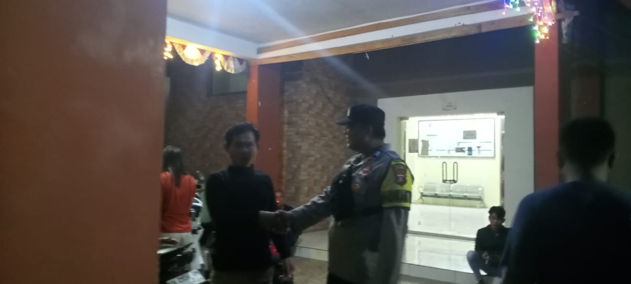 Personil Polsek Sambang Masyrakat yang Sedang Bersantai