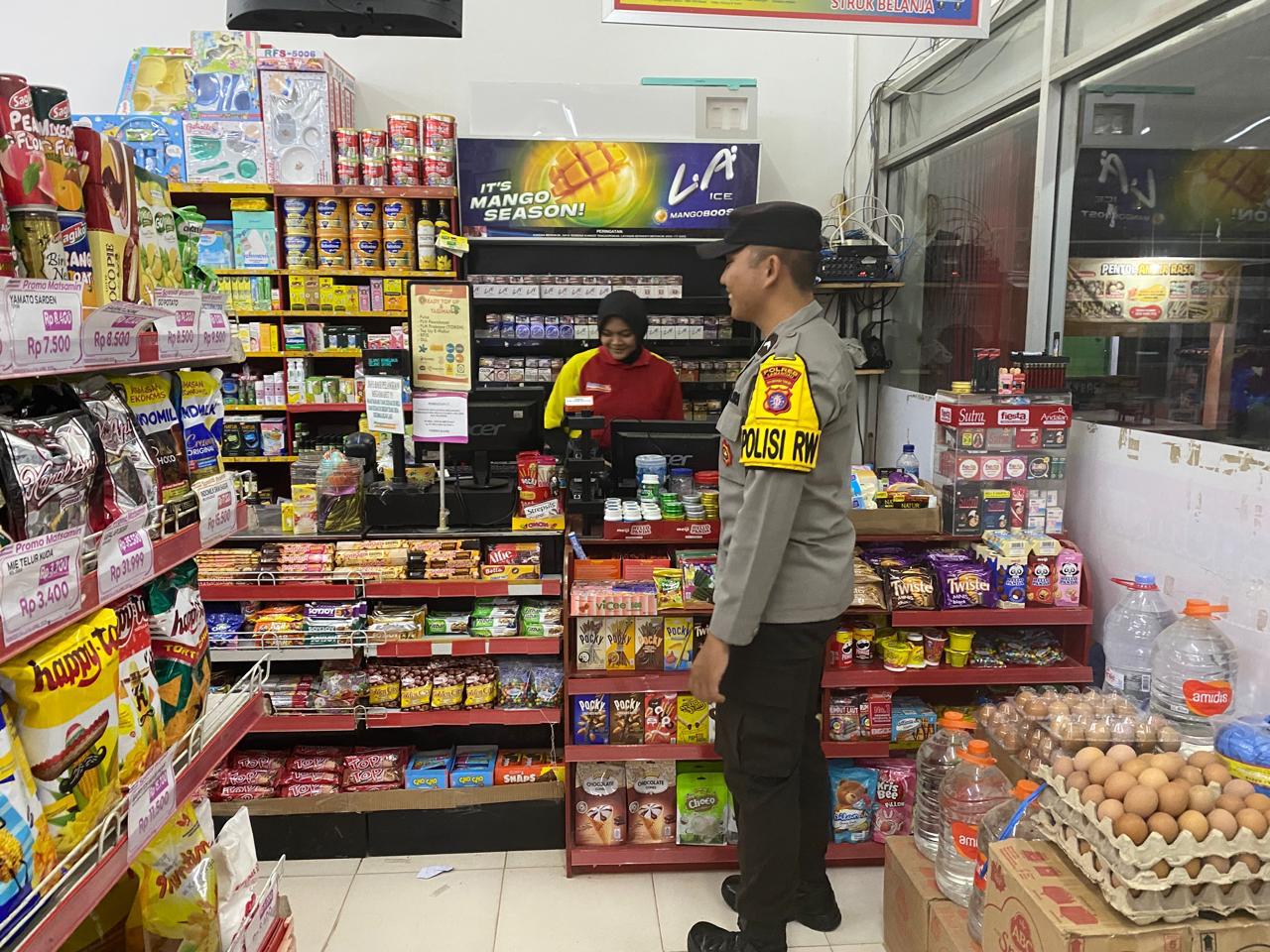 Piket Polsek Sambangi dan Silaturahmi Ke Pedagang