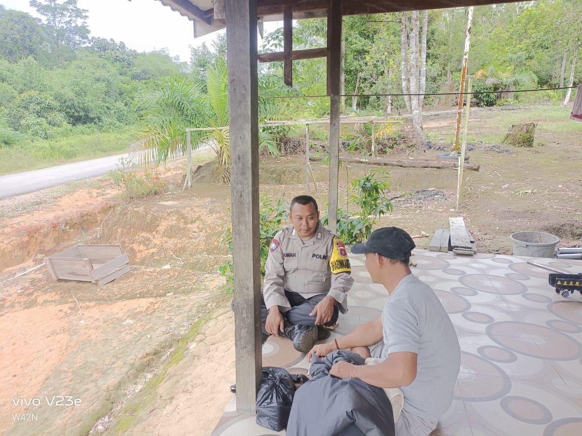 Bhabinkamtibmas Polsek Delang melaksanakan Silaturahmi ke warga masyarakat