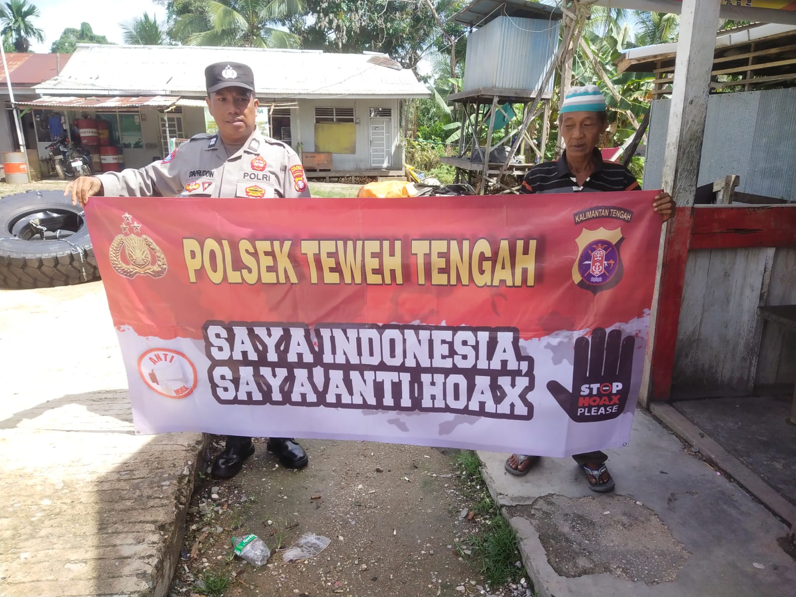 Putus Penyebaran Berita Hoax, Polsek Teweh Tengah Sampaikan Stop Hoax Kepada Warga