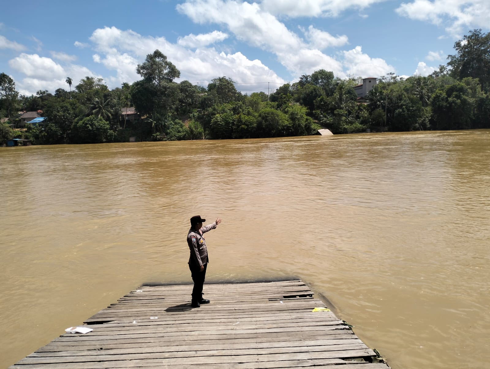 Polsek Marikit Pantau Situasi ketinggian Debit air Das Katingan untuk antisipasi bencana Banjir.