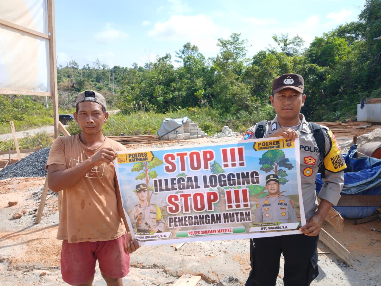 Bhabinkamtibmas laksanakan Sosialisasikan tentang larangan dan sangsi Pidana bagi pelaku Ileggal Logging kepada masyarakat di Desa Binaan.