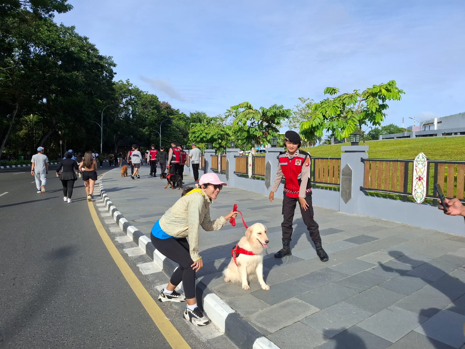 Hadirkan Kenyamanan di Tengah Masyarakat, Personel Ditsamapta Polda Kalteng Laksanakan Ngamen Kamtibmas dan Patroli K9 di Car Free Day Bundaran Besar Palangkaraya