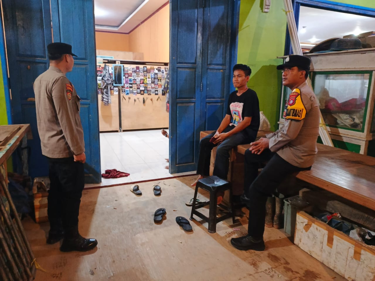 Piket Polsek lamandau melaksanakan Silaturahmi ke masyarakat