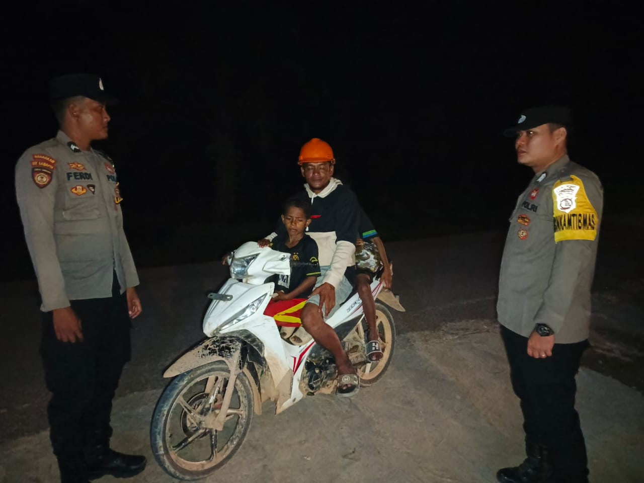 Personil Polsek Sambang kepada Masyarakat