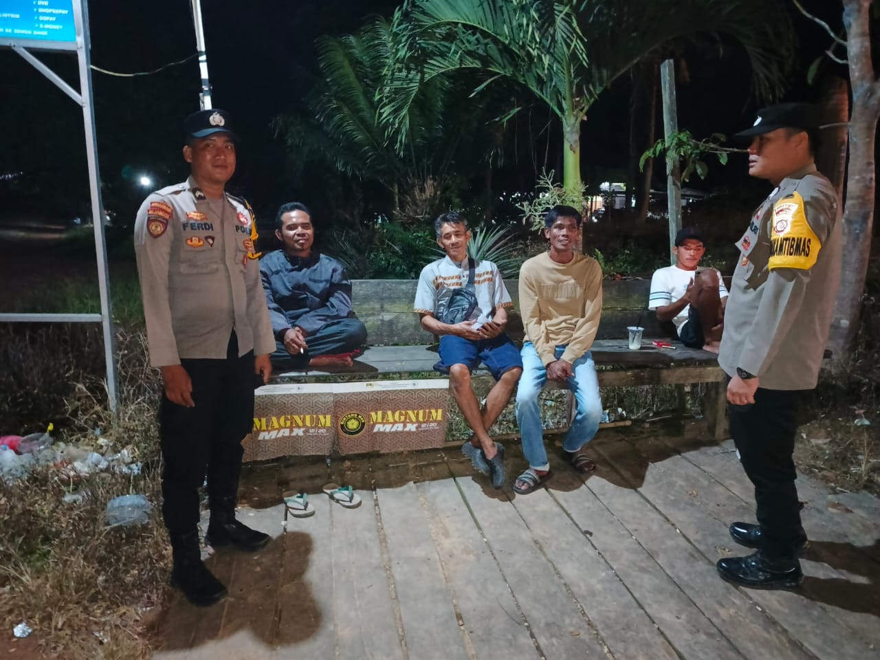 Personel Piket Polsek Lamandau Sambangi Warga, Berikan Imbauan untuk Menjauhi Judi Online