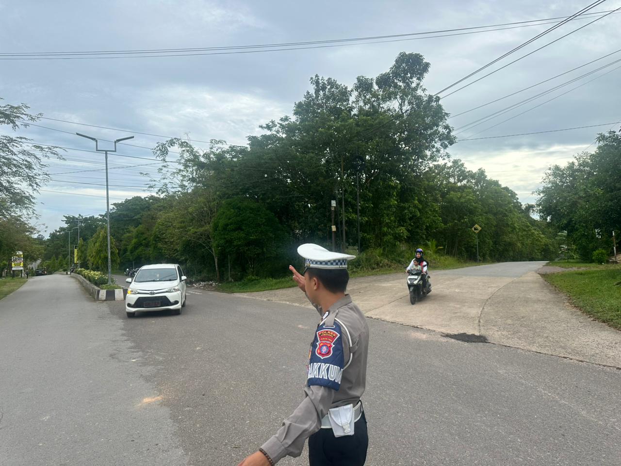 Satuan Lantas Polres lamandau Laksanakan Pengaturan Lalin Pada Pagi hari