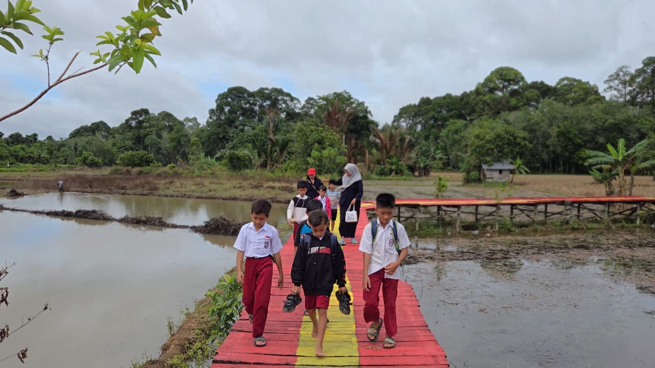 Jembatan Desa Netampin Rampung Diperbaiki, Brimob Kalteng Hadirkan Akses Aman bagi Warga dan Pelajar