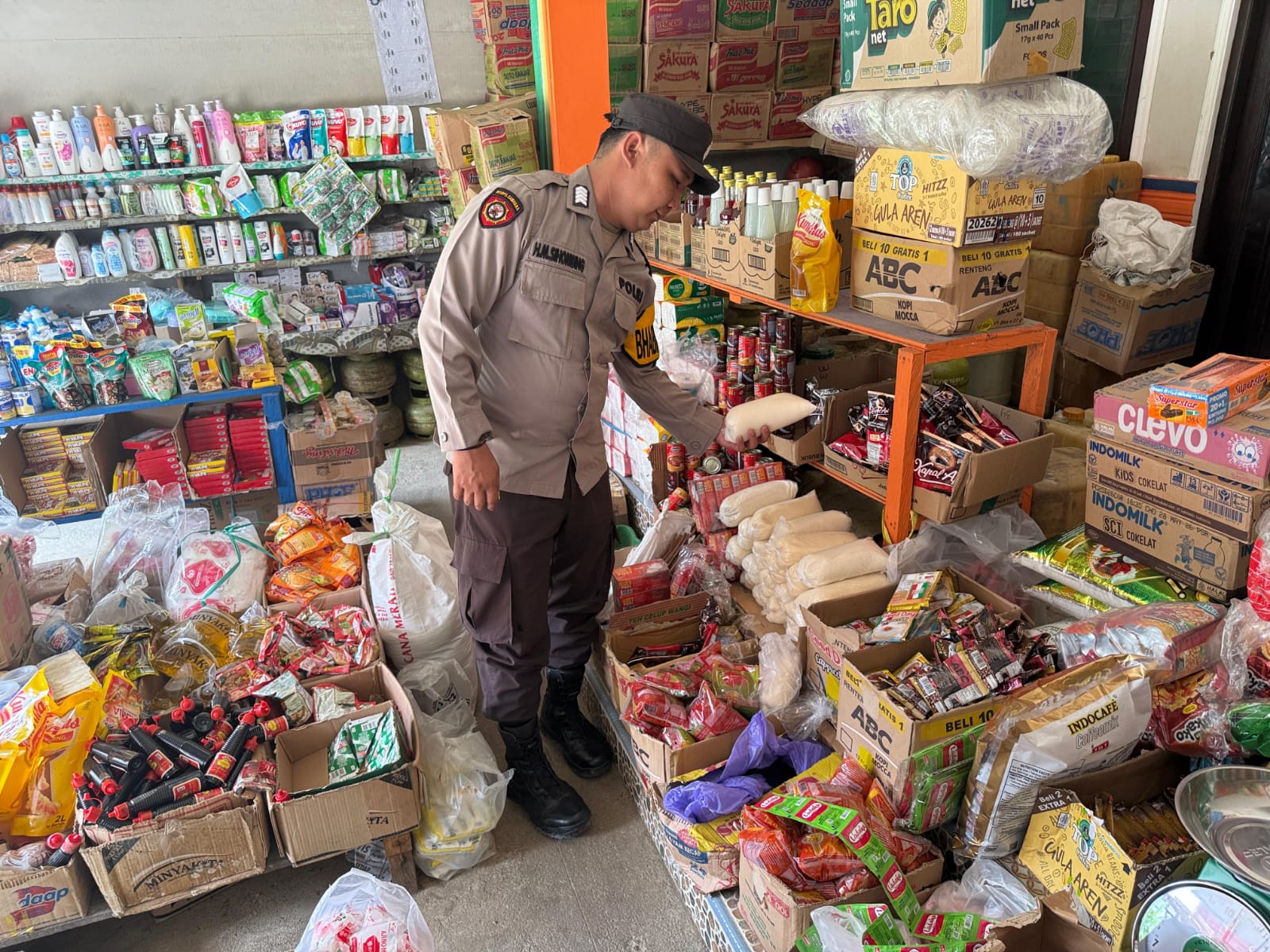 Polsek Montallat Laksanakan Pengecekan Sembako Untuk Pantau Stok Dan Harga Di Pasaran