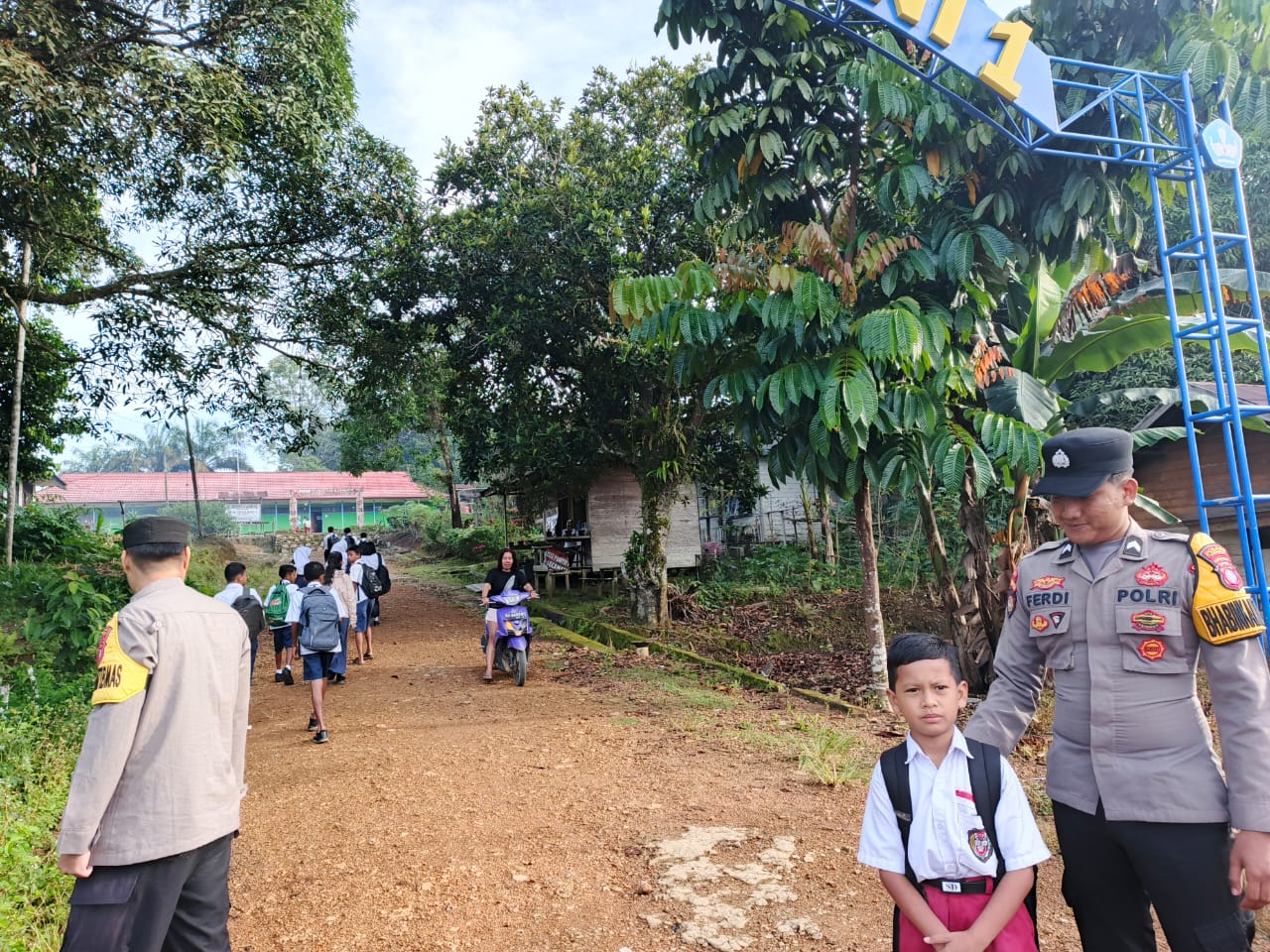 Anggota Polsek lamandau Pengaturan lalu lintas Jalan di Pagi hari