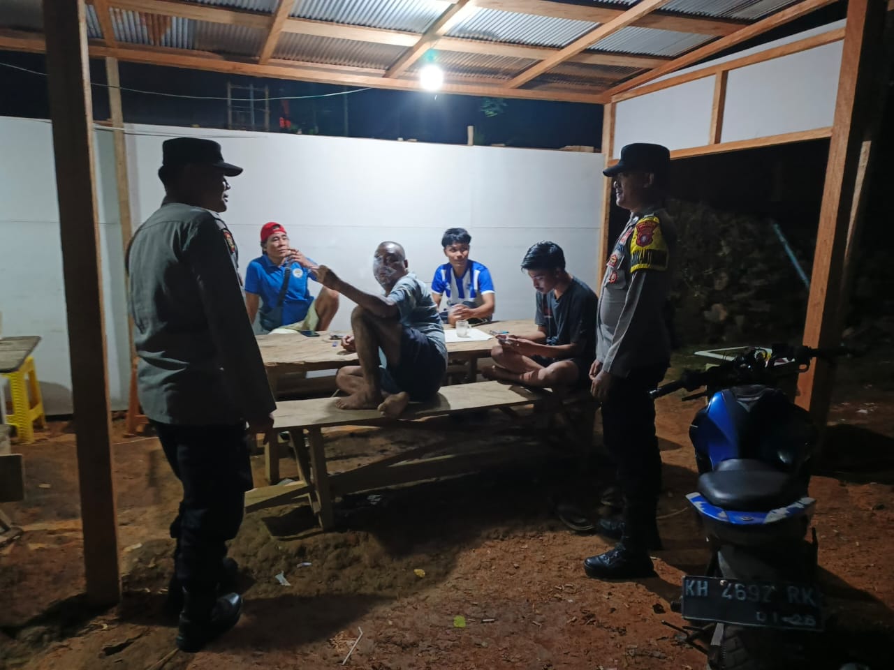 Hadir Di Tengah Masyarakat, Polsek Lamandau Patroli Dialogis Malam Cegah Gangguan Kamtibmas