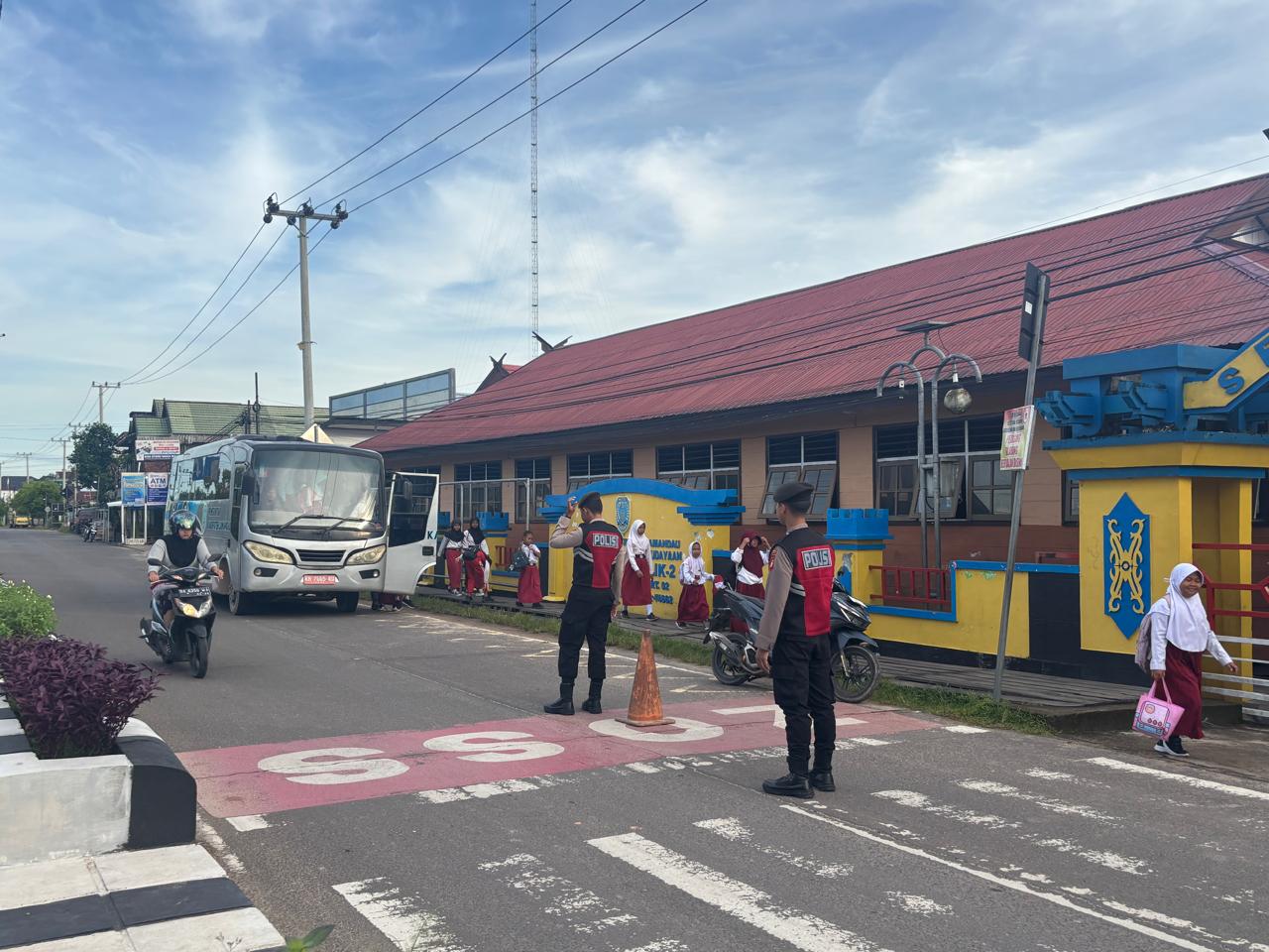 Sat Samapta Polres Lamandau Laksanakan Pengaturan Lalu Lintas di Depan TK Negeri Pembina dan SMP Negeri 4 Bulik