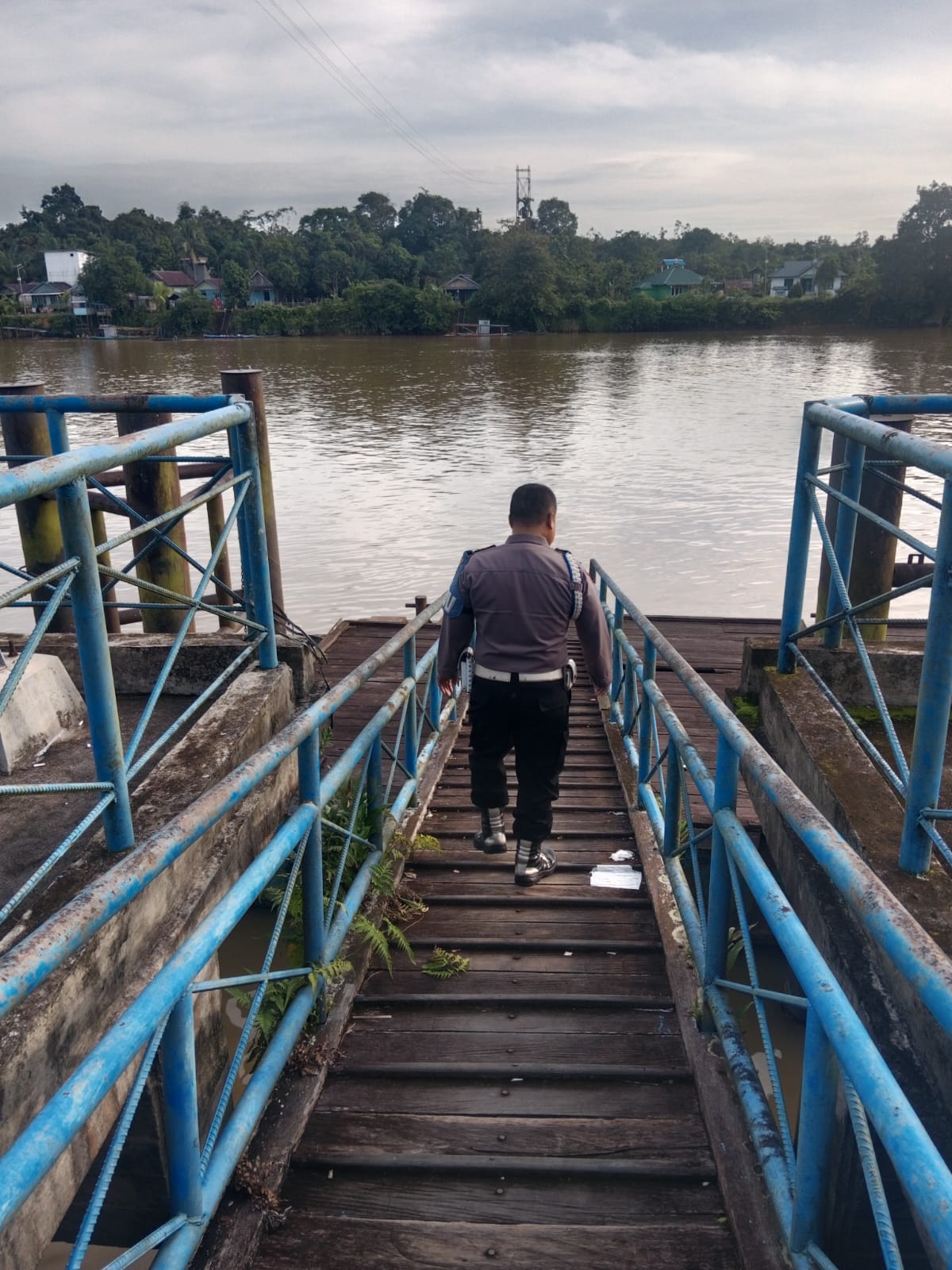 Piket Polsek Bulik Cek debit air di Kelurahan Nanga Bulik