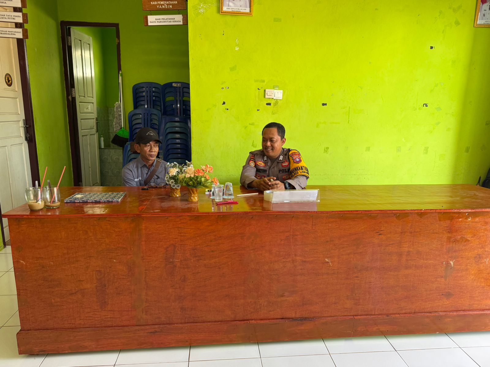 Bhabinkamtibmas Silaturahmi ke Kantor Desa Binaan