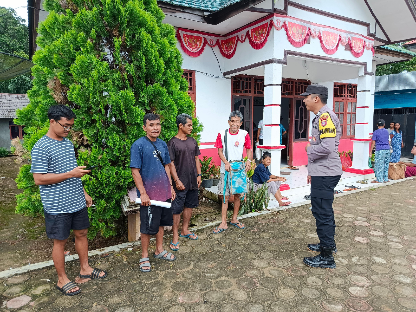 Bhabinkamtibmas Polsek Delang melaksanakan Silaturahmi ke warga masyarakat