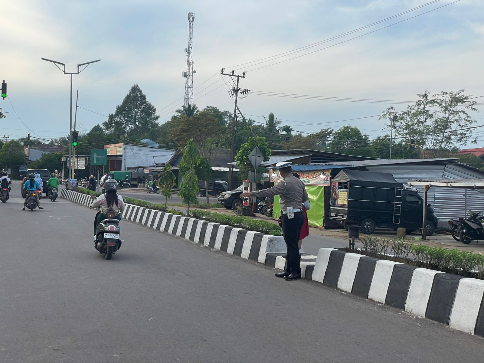 Satlantas Polres Lamandau Sigap Bantu Anak Sekolah Menyebrang Jalan