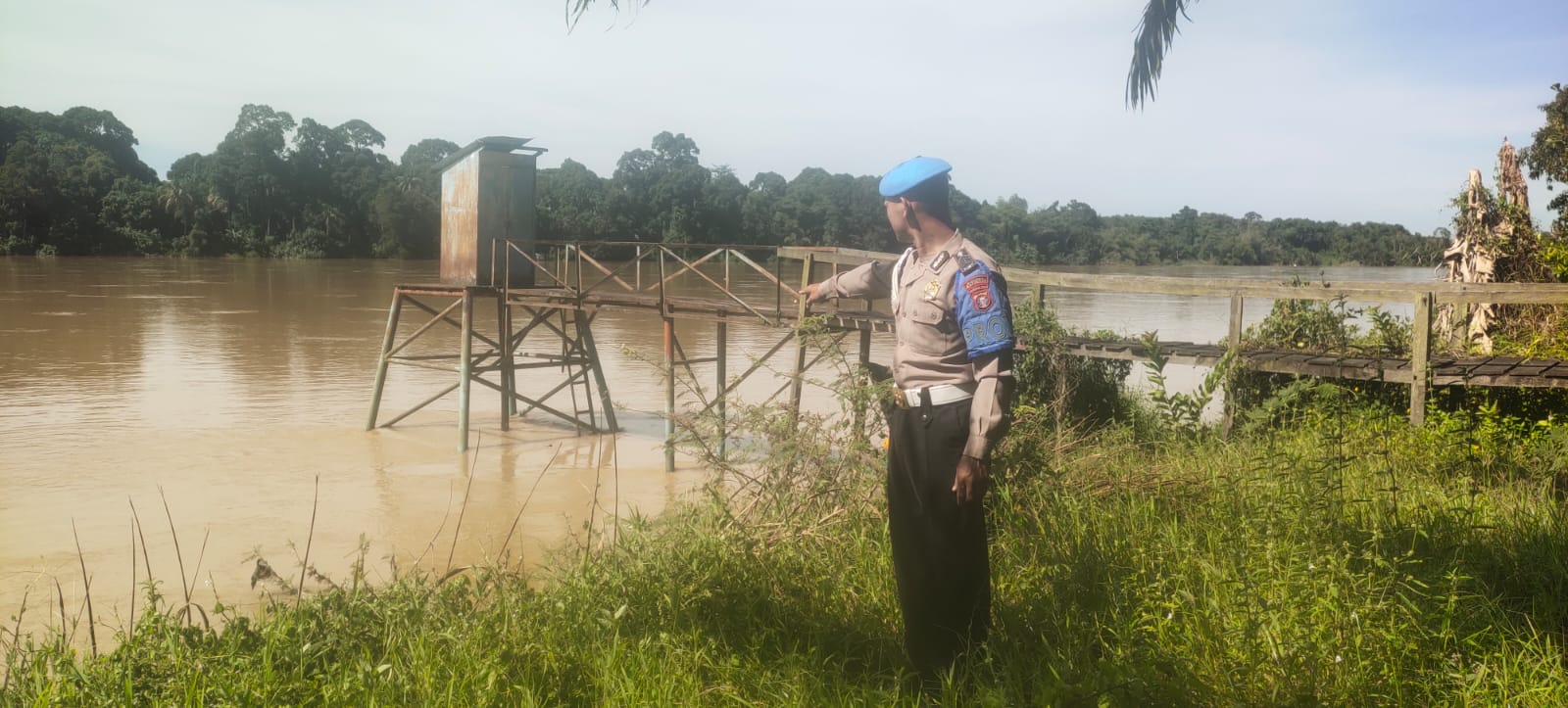 Deteksi Banjir, Polsek Tewang Sangalang Garing dan Pulau Malan Pantau Debit Air