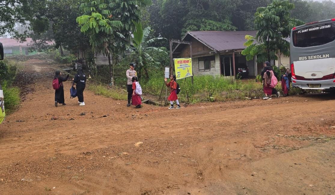 Anggota Polsek lamandau Pengaturan lalu lintas Jalan di Pagi hari