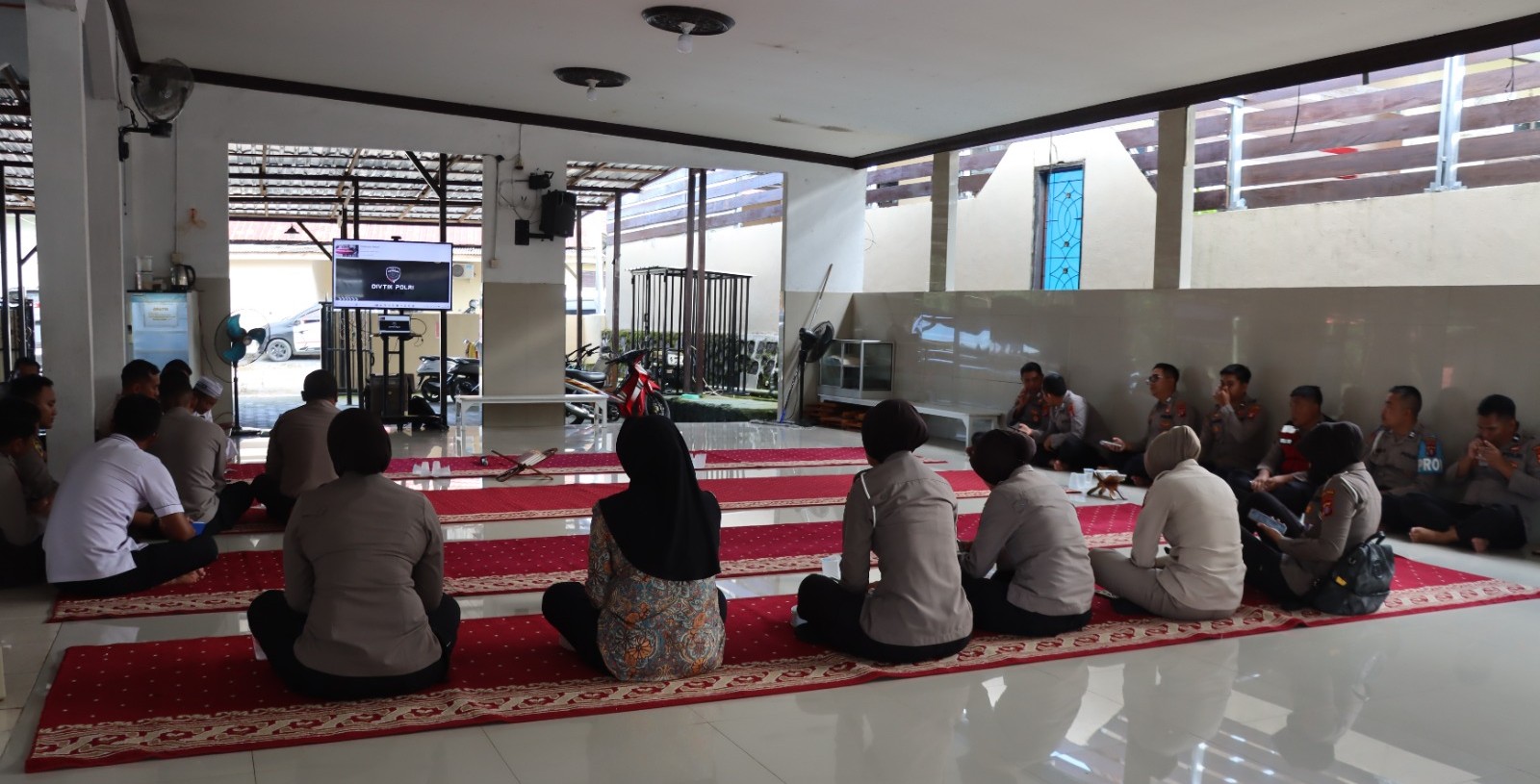 Polres Lamandau Laksanakan Binrohtal serta Pembacaan Yasin dan Tahlil untuk Almarhum AKP Marzuki, S.Sos. di Masjid Ar-Rizal