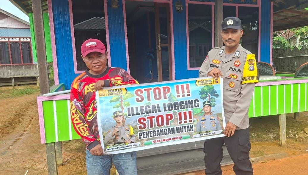 Bhabinkamtibmas laksanakan Sosialisasikan tentang larangan dan sangsi Pidana bagi pelaku Ilegal Logging kepada masyarakat di  Desa Binaan.