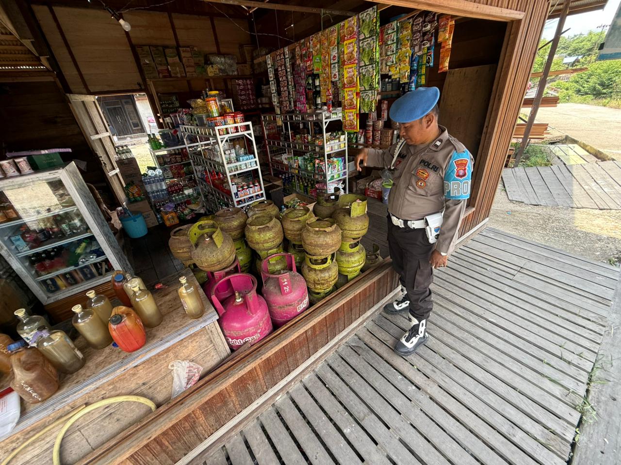 Polsek Montallat Laksanakan Pengecekan Gas LPG Untuk Pantau Stok Dan Harga Di Pasaran
