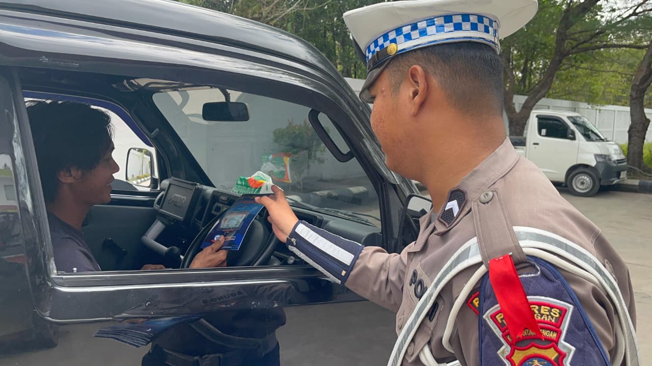 Pembagian Brosur Keselamatan Berlalu Lintas Kepada masyarakat.