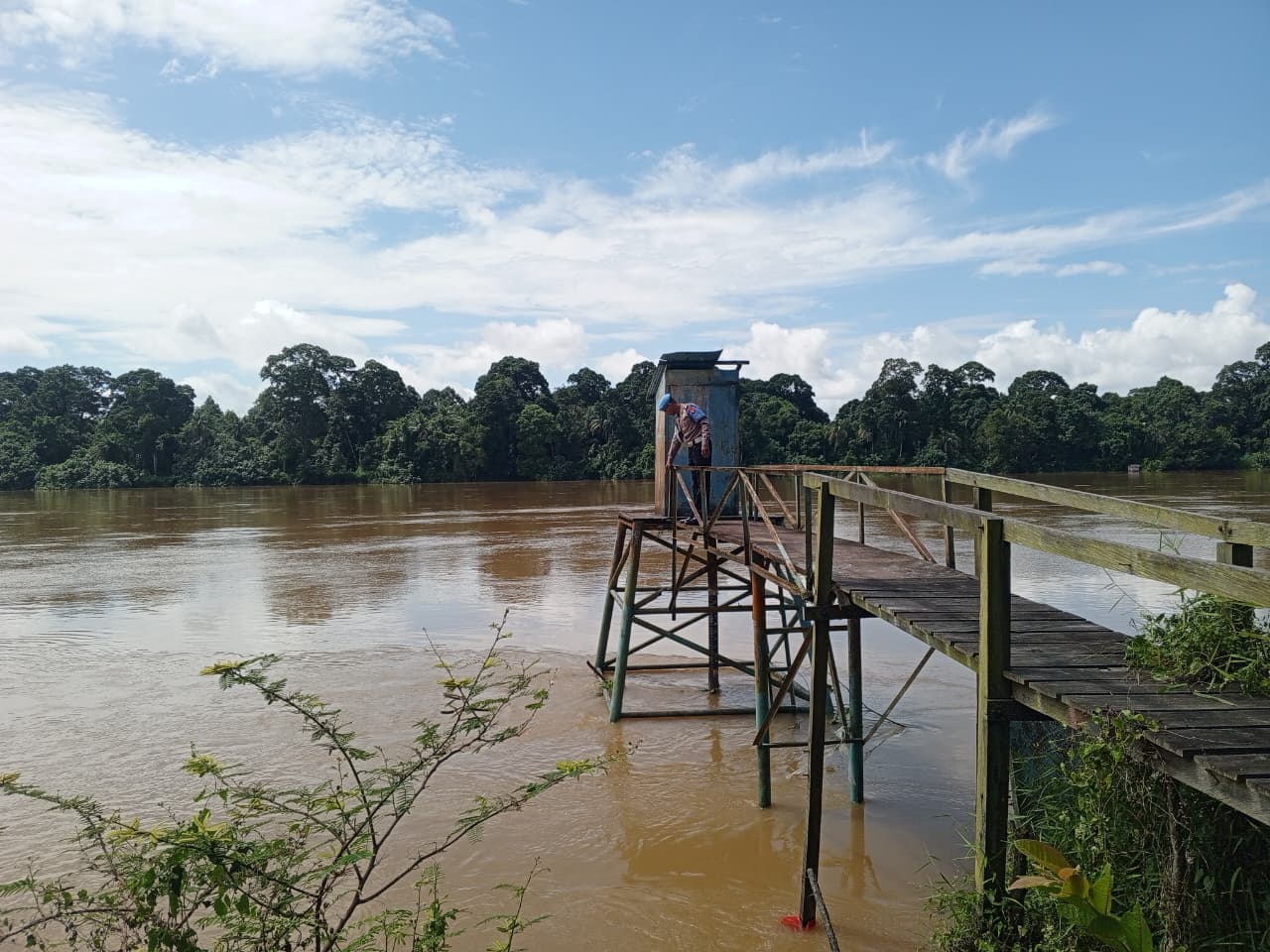 Deteksi Banjir, Polsek Tewang Sangalang Garing dan Pulau Malan Cek Ketinggian Debit Air