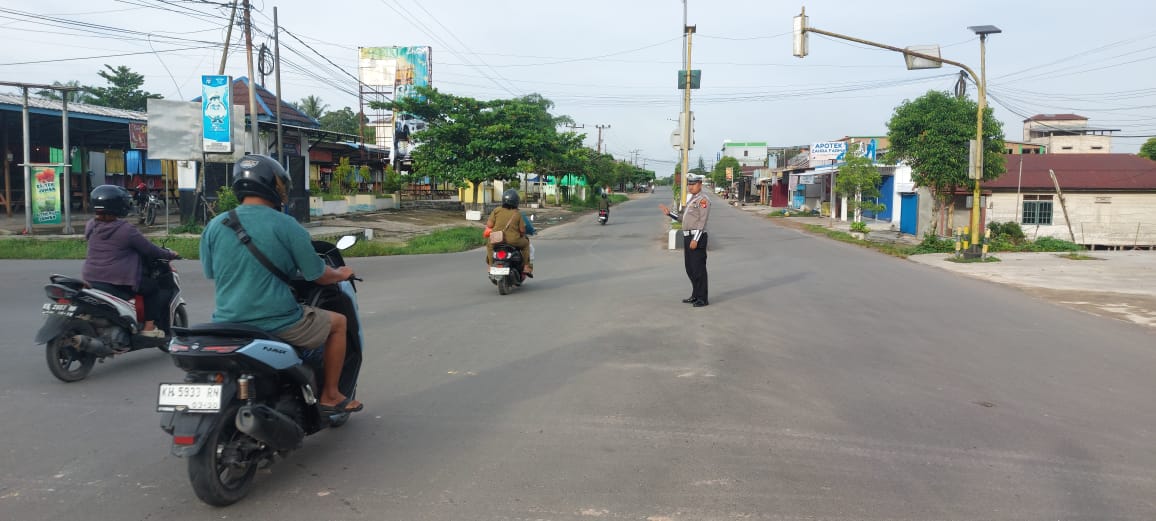 Satuan Lantas Polres lamandau Laksanakan Pengaturan Lalin Pada Pagi hari