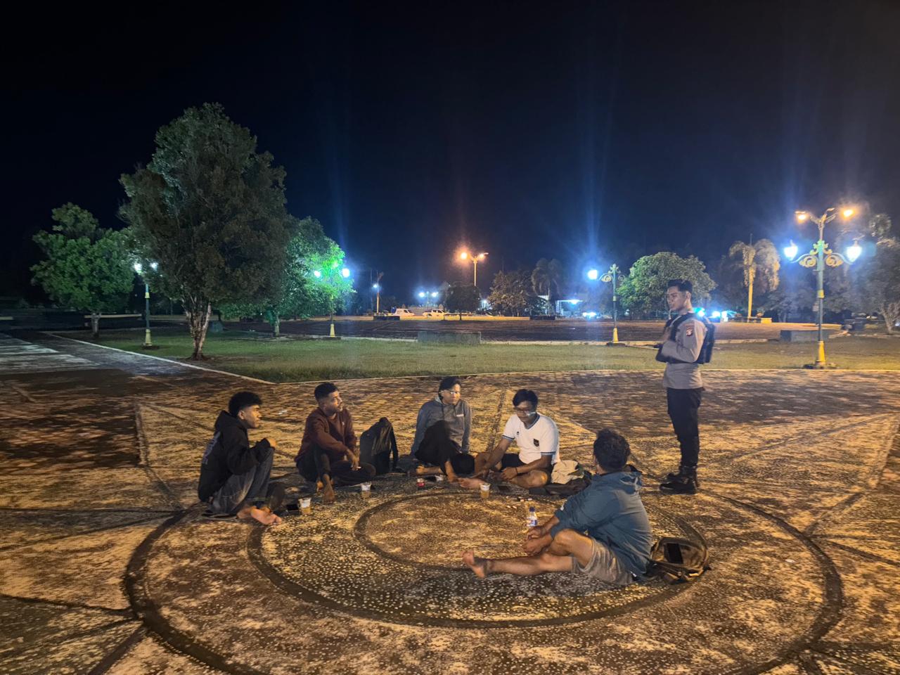 Piket Sat Samapta Polres Lamandau Patroli Malam dan Sambangi Remaja yang Nongkrong untuk Cegah Gangguan Kamtibmas