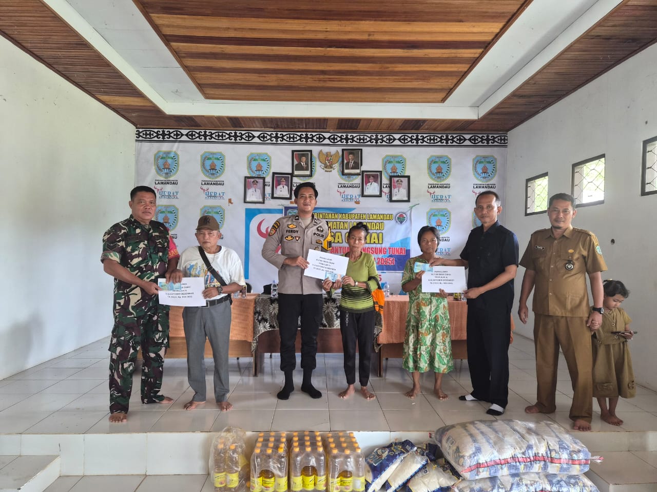Bhabinkamtibmas Polsek Lamandau Dampingi Penyaluran BLT DD Tahap IV Tahun 2025