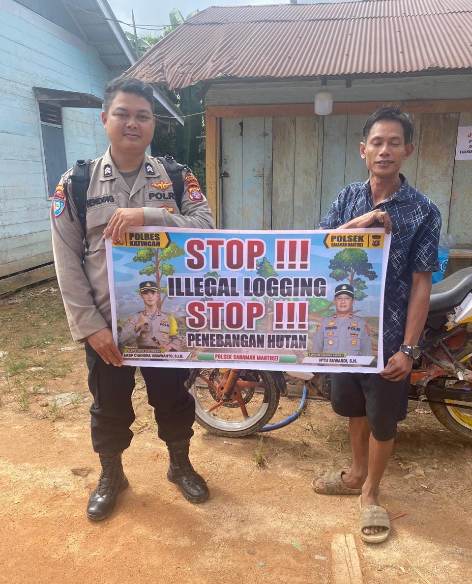 Bhabinkamtibmas laksanakan Sosialisasikan tentang larangan dan sangsi Pidana bagi pelaku Ileggal Logging kepada masyarakat di  Desa Binaan.