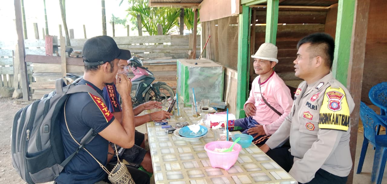 Personil Polsek Sematu Jaya Sambangi Warga Desa Binaan, Ajak Bersama Jaga Kamtibmas
