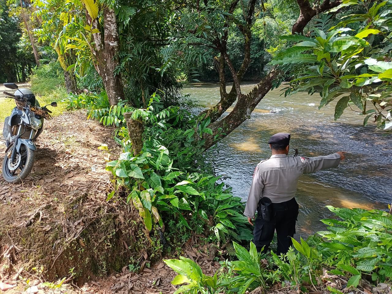 Piket Polsek Delang cek debit air DAS Delang
