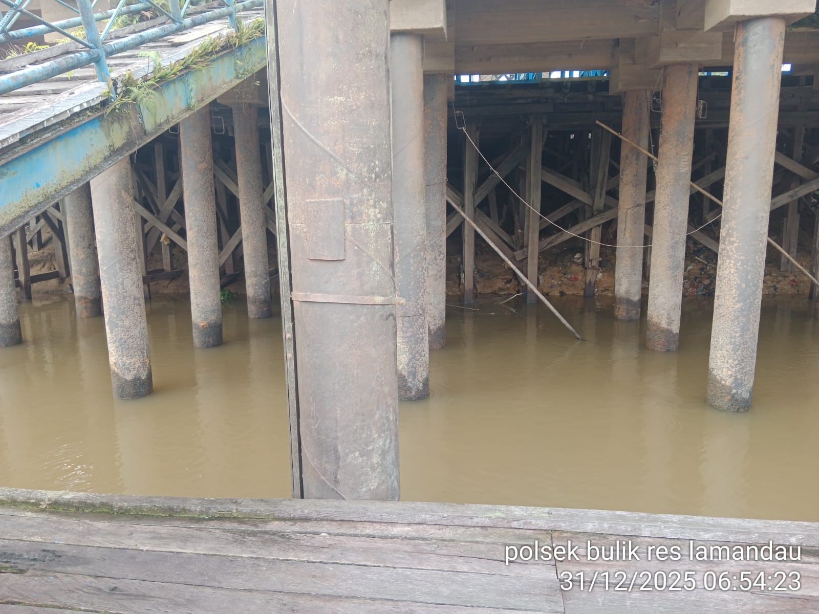 Piket Polsek Bulik Cek debit air di Kelurahan Nanga Bulik