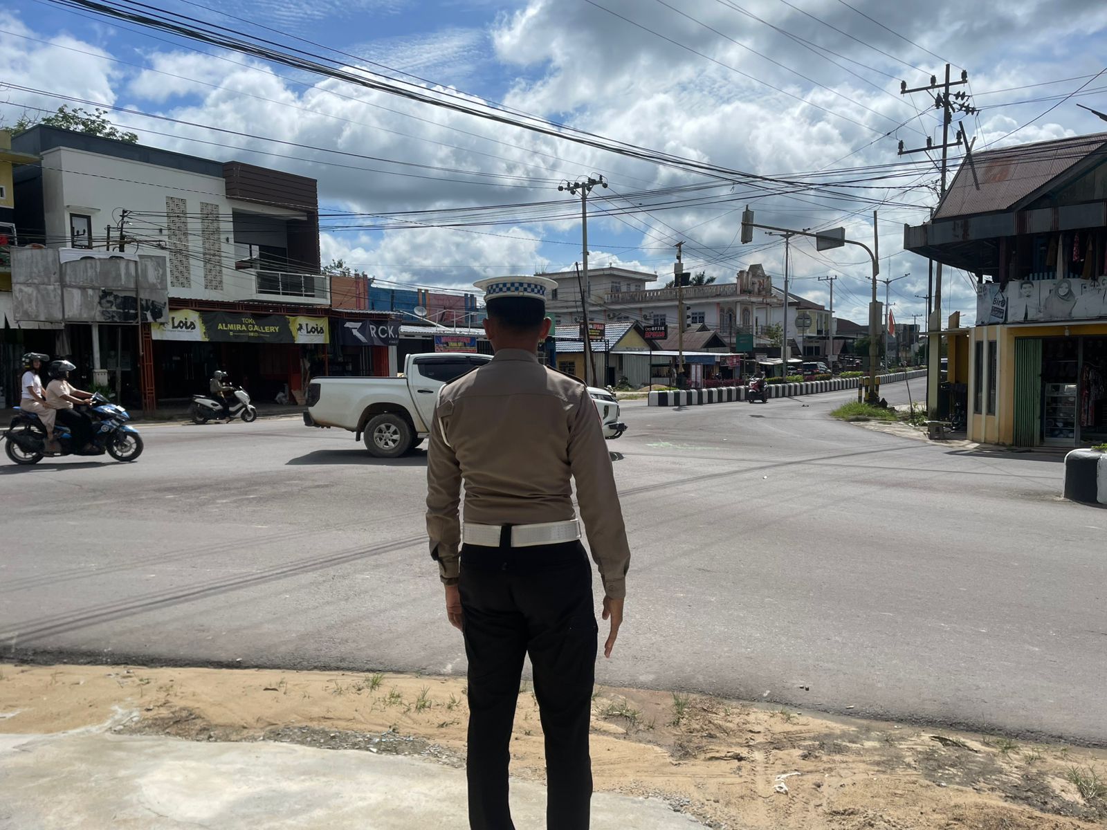 Satuan Lantas Polres lamandau Laksanakan Pengaturan Lalin Pada Pagi hari