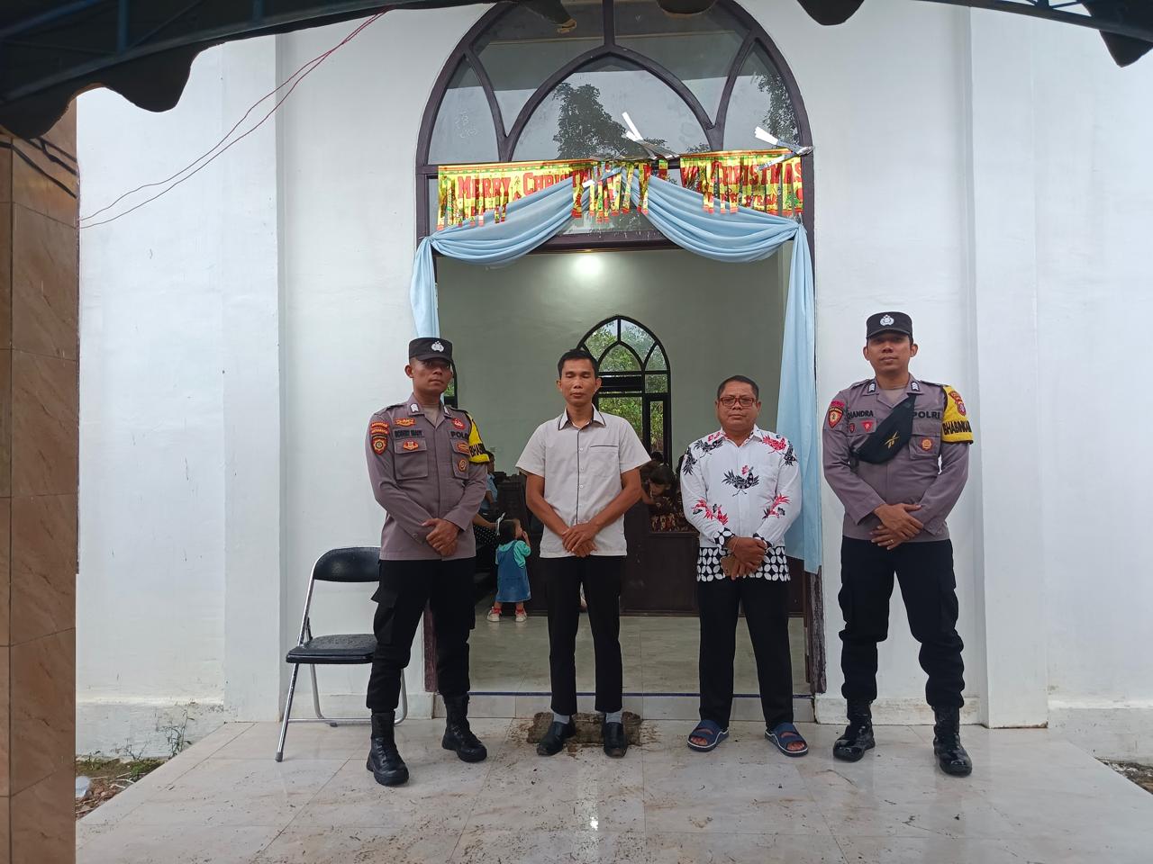Personel Polsek Delang Laksanakan Pengamanan Gereja pada Hari Natal