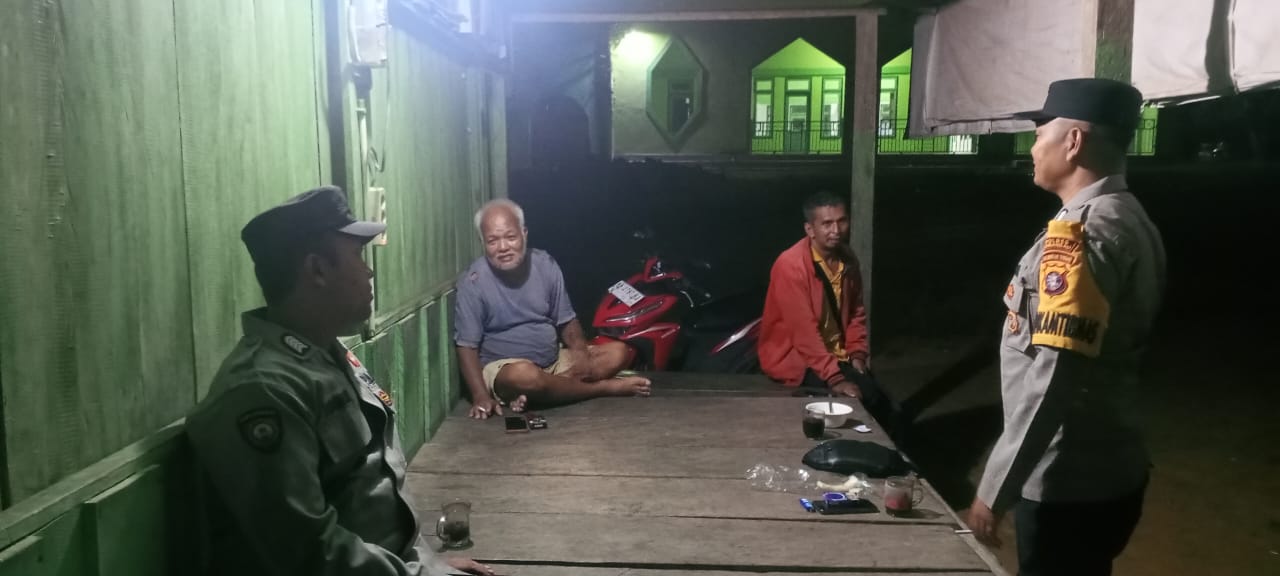 Personel Polsek lamandau melaksanakan sambang kerumah warga