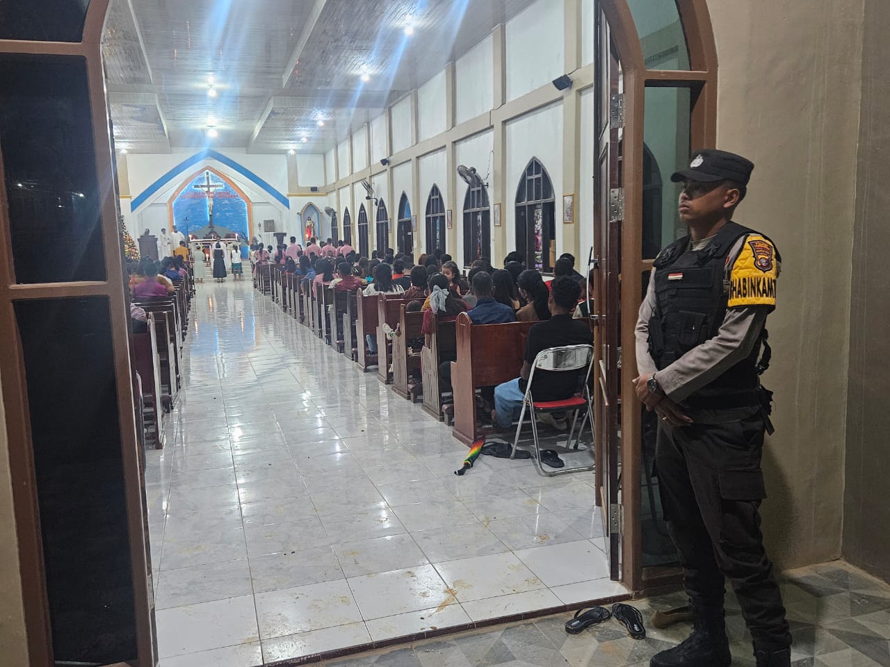 Personel Polsek Sematu Jaya Laksanakan Pengamanan Gereja